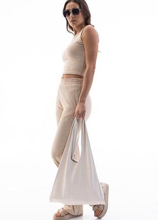 Жіночий костюм із трикотажу з прямими штанами та кроп-топом5 фото