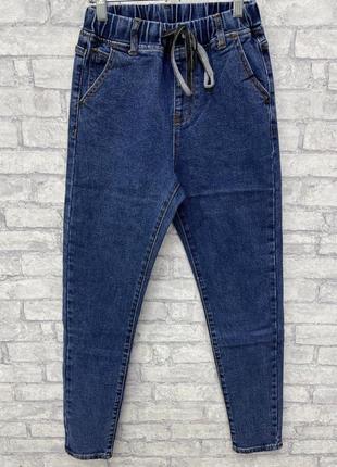 Женские темно синие мом джинсы с высокой посадкой на резинке
