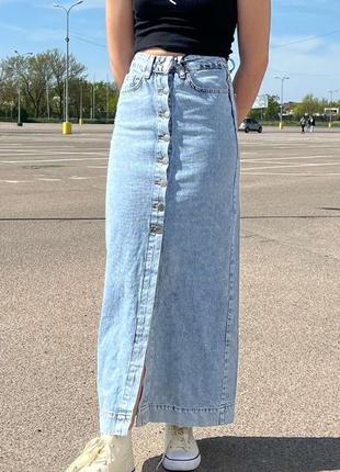 Женская удлиненная джинсовая юбка на пуговицах посредине