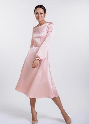 Женское вечернее персиковое выпускное атласное платье ниже колена