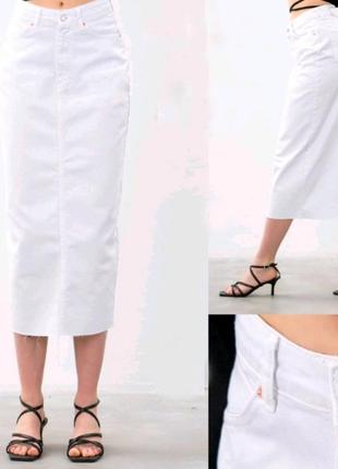 Женская удлиненная белая джинсовая коттоновая юбка с высоким разрезом сзади