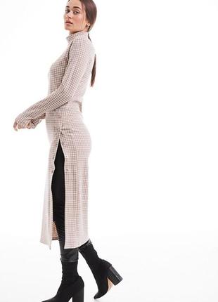 Женское теплое вязаное трикотажное платье в гусиную лапку с разрезом2 фото