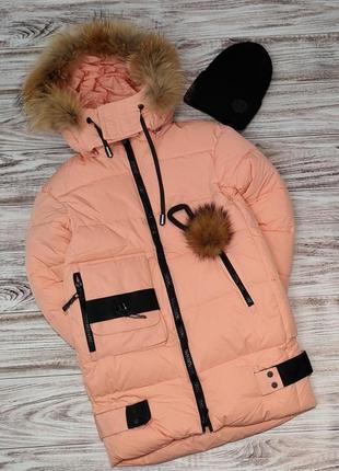Зимняя теплая длинная куртка на девочку с капюшоном в персиковом цвете1 фото
