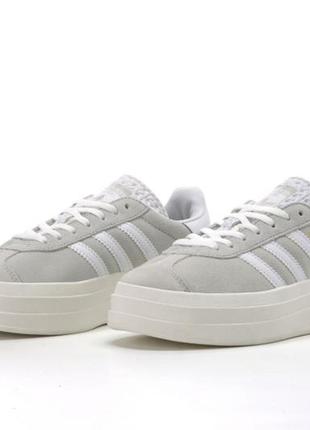 Модні шкіряні жіночі кросівки adidas gazelle bold platform grey two (36-40)1 фото