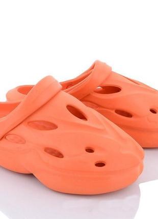 Мужские яркие оранжевые кроксы adidas yeezy