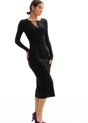 Женское длинное черное платье со швами снаружу