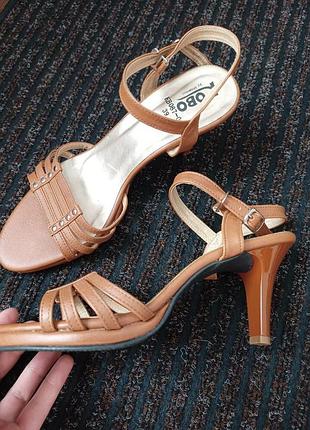 Кожаные босоножки