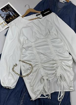 Платье с стяжками