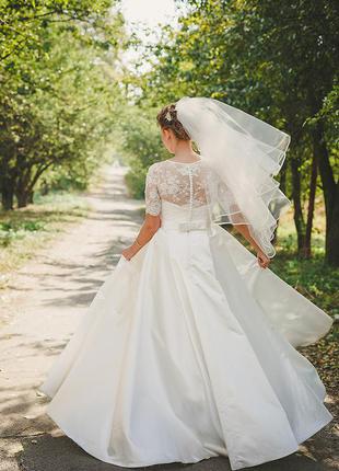 Атласное свадебное платье с рукавами1 фото