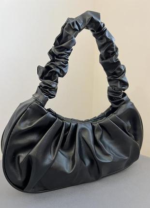 Трендовая сумка багет на плечо с жатой ручкой в стиле 93 pei/черного цвета5 фото