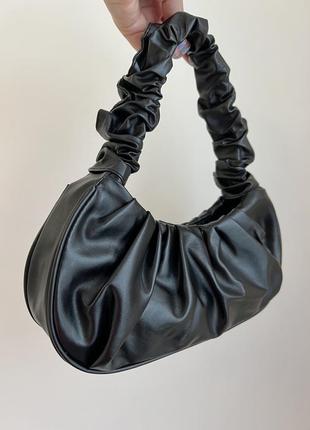 Трендовая сумка багет на плечо с жатой ручкой в стиле 93 pei/черного цвета6 фото
