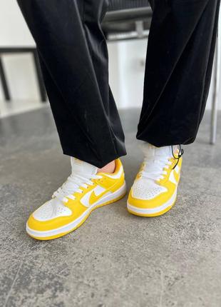 Крутые яркие женские кроссовки nike sb dunk low yellow white жёлтые с белым8 фото