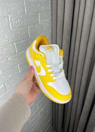 Крутые яркие женские кроссовки nike sb dunk low yellow white жёлтые с белым2 фото