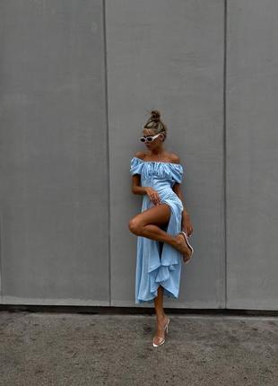 Легкое летнее голубое платье свободного кроя с вырезом на ноге 2023 тренд