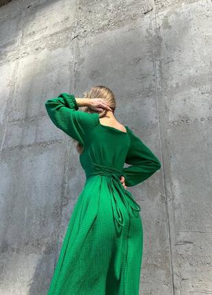 Трендова зелена жіноча довга сукня з вирізом та на завʼязках на спині 2023 з довгим рукавом8 фото