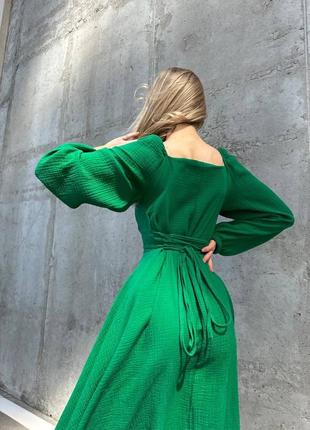 Трендова зелена жіноча довга сукня з вирізом та на завʼязках на спині 2023 з довгим рукавом7 фото