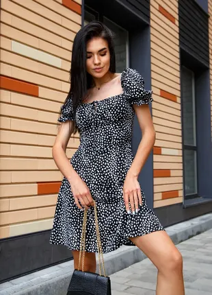 Коротка приталена сукня з квітками чорна літня сукня коротка