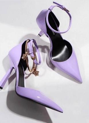 Туфли босоножки в стиле versace лиловые1 фото