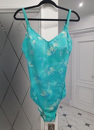 Гарний купальник суцільний злитий