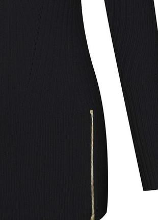 Черный свитер в рубчик с трендовыми разрезами по бокам6 фото
