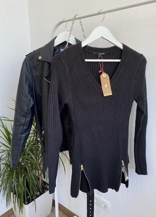 Черный свитер в рубчик с трендовыми разрезами по бокам