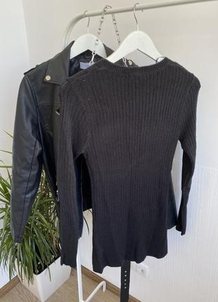 Черный свитер в рубчик с трендовыми разрезами по бокам3 фото