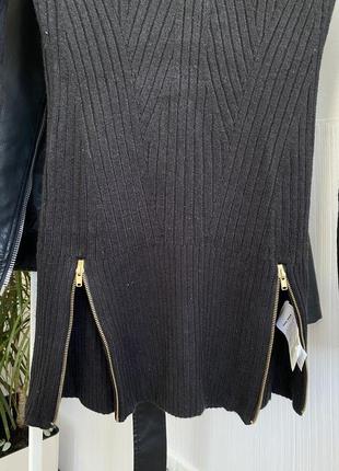 Черный свитер в рубчик с трендовыми разрезами по бокам2 фото