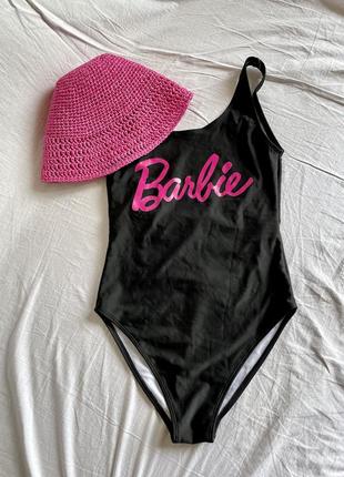 Черный купальник с яркой розовой надписью barbie