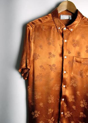 Шведка рубашка asos design - regular fit satin shirt in copper floral jacquard7 фото