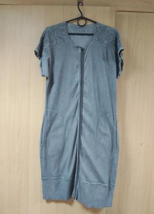 Трикотажное платье с разъемной молнией.