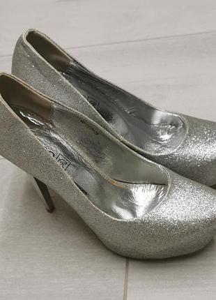 Сріблясті туфельки на підборах