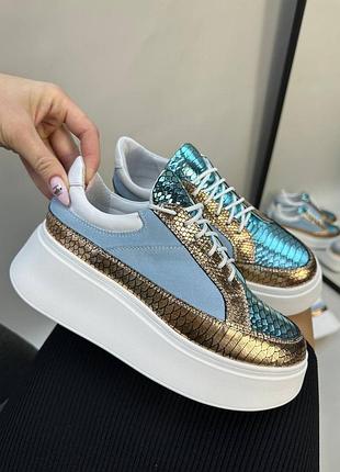 Яркие стильные кеды кроссовки из блестящей кожи с тиснением под рептилию