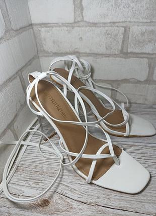 Белые босоножки с прозрачным каблуком7 фото