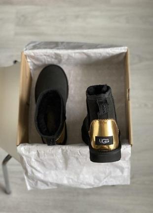 Шикарные женские зимние угги ugg classic mini black/gold metalic  с натуральным мехом4 фото