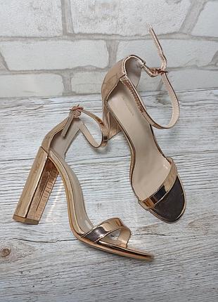 Золоті босоніжки на товстому каблучці