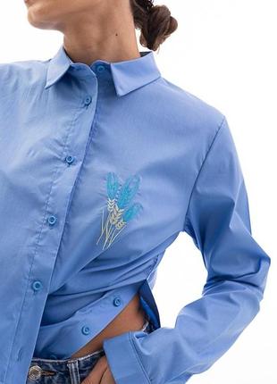 Женская легкая рубашка с вышитыми на груди желто-голубыми колосьями2 фото