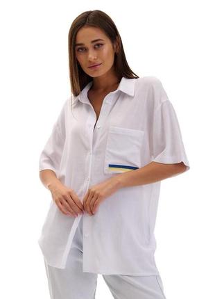 Женская легкая льнаная белая рубашка oversize из вышитым флагом ураины