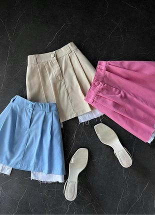 Трендовая голубая короткая мини юбка со вставками лето 20231 фото