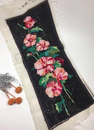 Готова вишивка хрестом квіти на чорному тлі ручна робота для декору н1385,71 фото