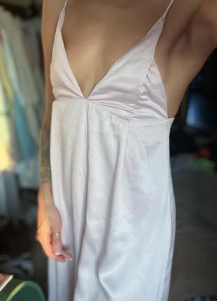 Длинное платье в пол.мягкий атлас нежно-розового цвета . с левой стороны по ноге разрез.3 фото
