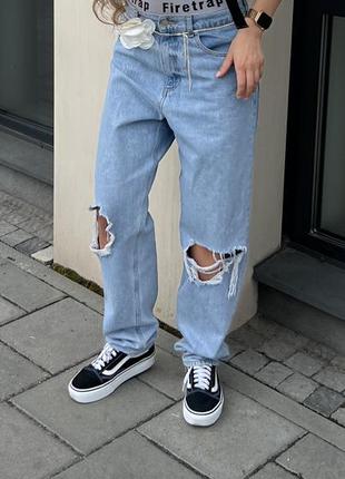 Голубие джинсы с дырками1 фото