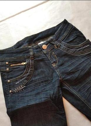 Джинсы зауженные жатка фирменные