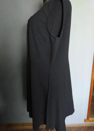 Черное платье отрезное талия без рукавов фактурный материал батал3 фото