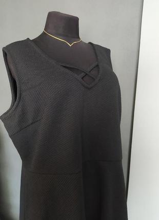 Черное платье отрезное талия без рукавов фактурный материал батал6 фото