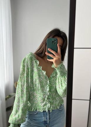 Сорочка в квіти від bikbok💚
дуже ніжна і стильна🌸розмір m