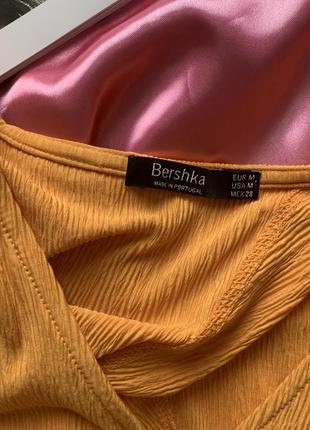 Оранжевая блуза жатка с открытой спинкой на завязке3 фото
