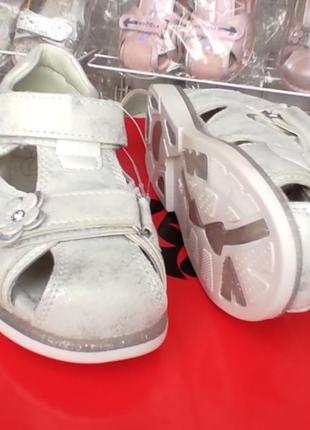 Белые, серебро босоножки сандалии для девочки закрытые5 фото