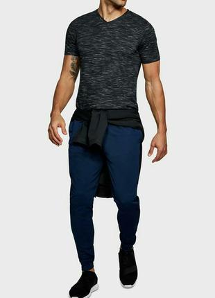 Мужская футболка under armour sportstyle core v neck tee3 фото