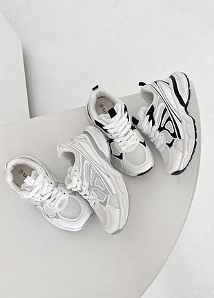 Зручні кросівки на масивній підошві