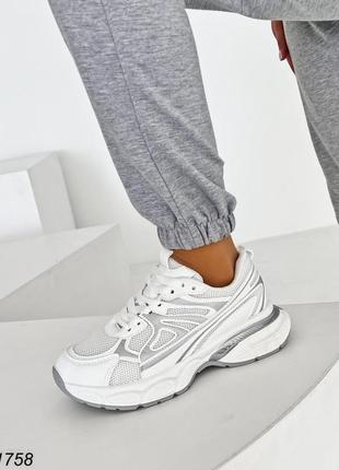 Зручні кросівки на масивній підошві